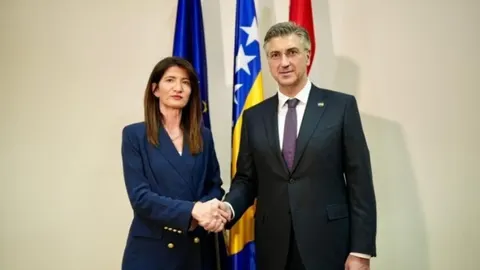 Andrej Plenković i Darijana Filipović rukuju se ispred zastava EU i BiH.