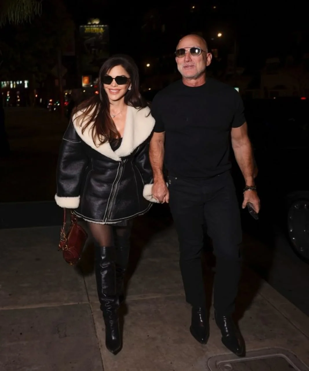 Jeff Bezos i Lauren Sánchez drže se za ruke tijekom noćnog izlaska