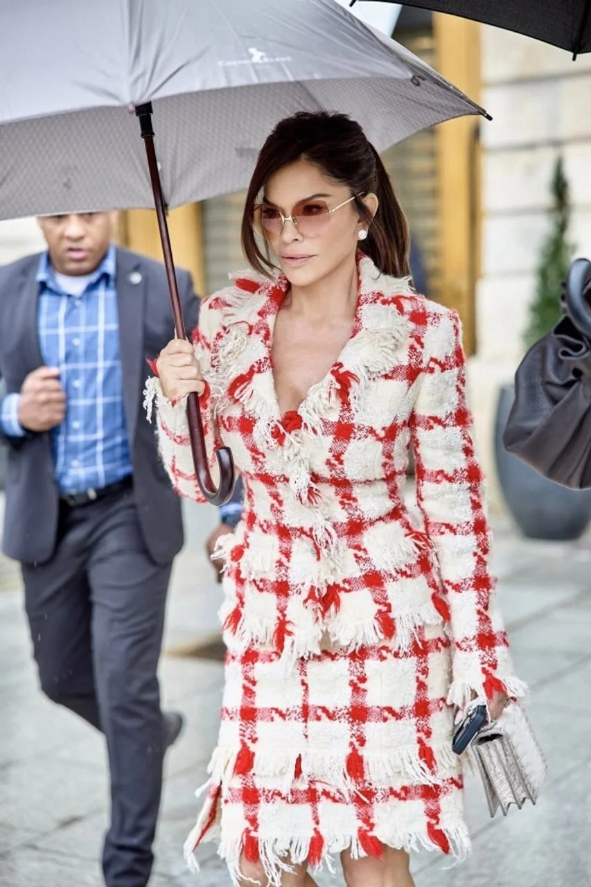 Lauren Sánchez u crveno-bijelom kompletu s kišobranom u ruci