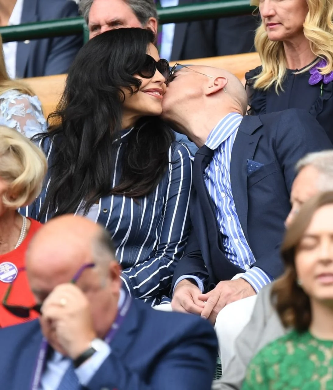 Jeff Bezos ljubi Lauren Sánchez u obraz na sportskom tribinama