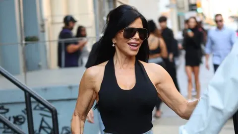 Lauren Sánchez u crnoj majici i sa sunčanim naočalama hoda ulicom