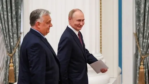 Viktor Orban i Vladimir Putin u službenom odijelu tijekom susreta u Moskvi.