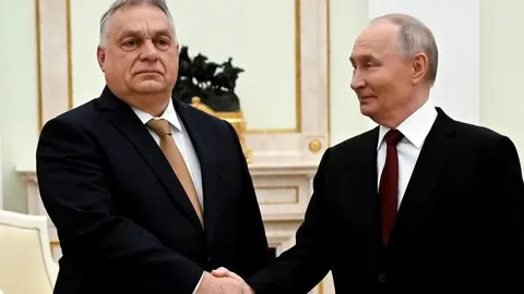 Viktor Orbán i Vladimir Putin rukuju se u službenoj dvorani Kremlja.