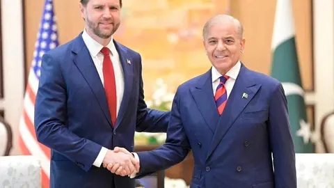 JD Vance i Shehbaz Sharif rukuju se ispred američke i pakistanske zastave.