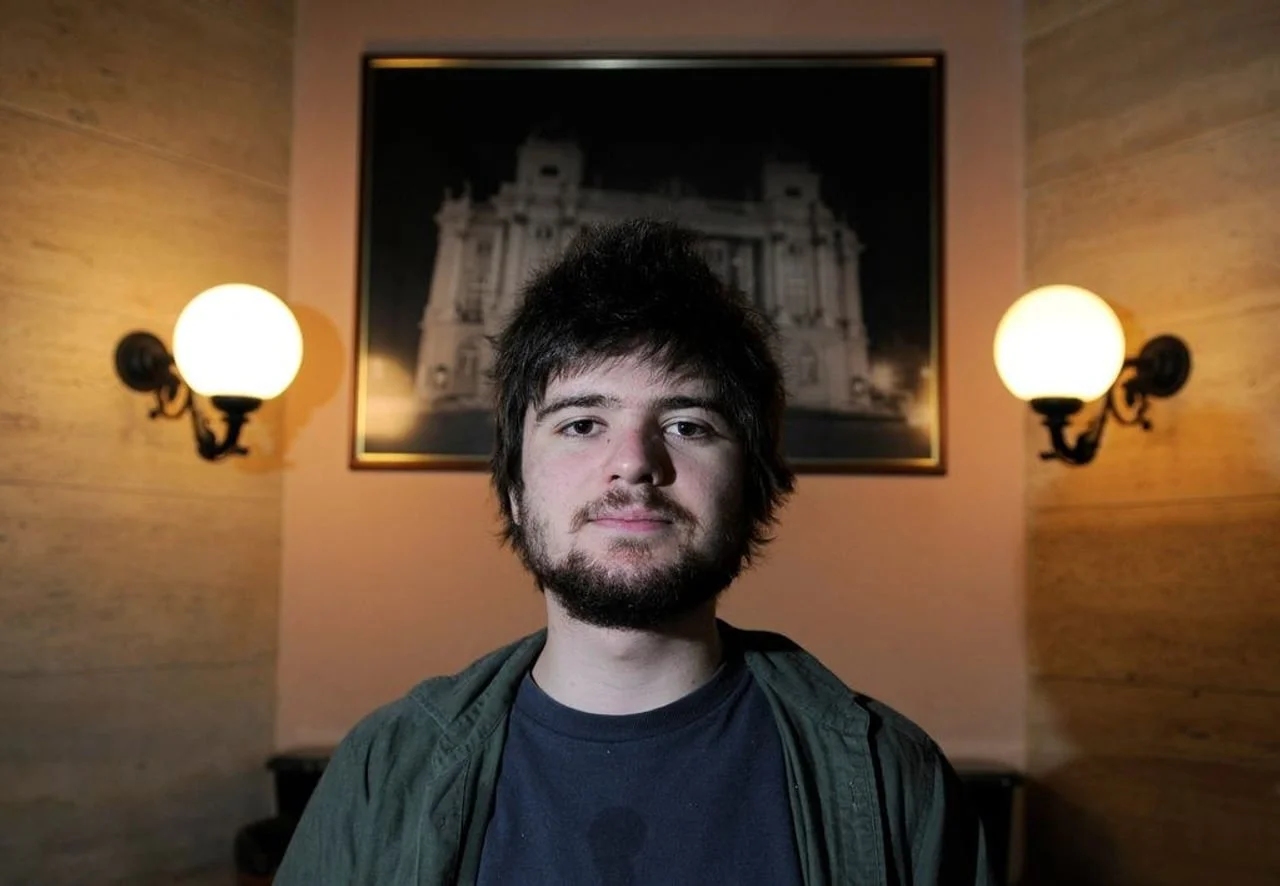 Portret mlađeg Filipa Riđičkog s bradom između dva zidna svijećnjaka.