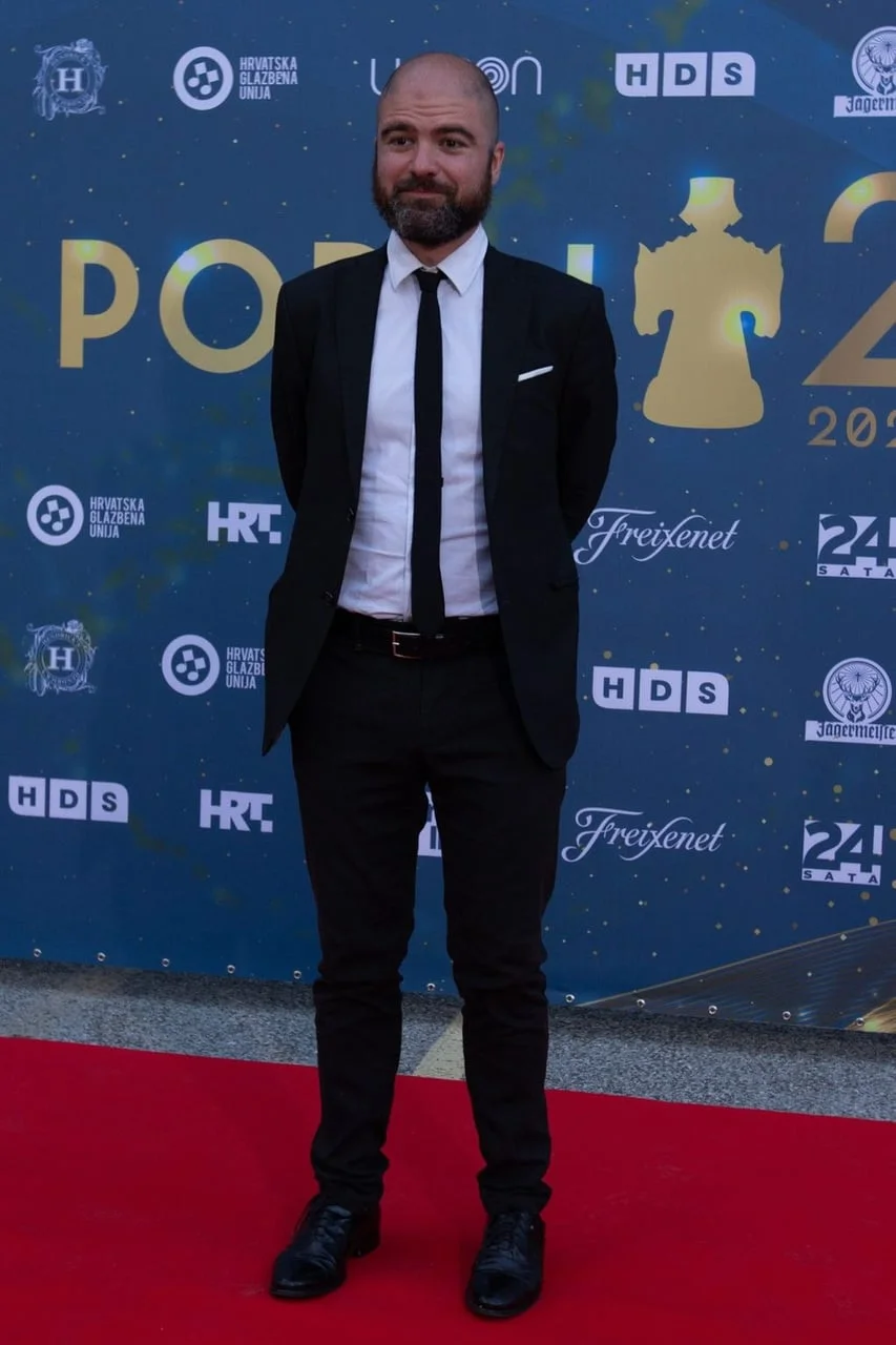 Filip Riđički u elegantnom crnom odijelu na crvenom tepihu Porina.