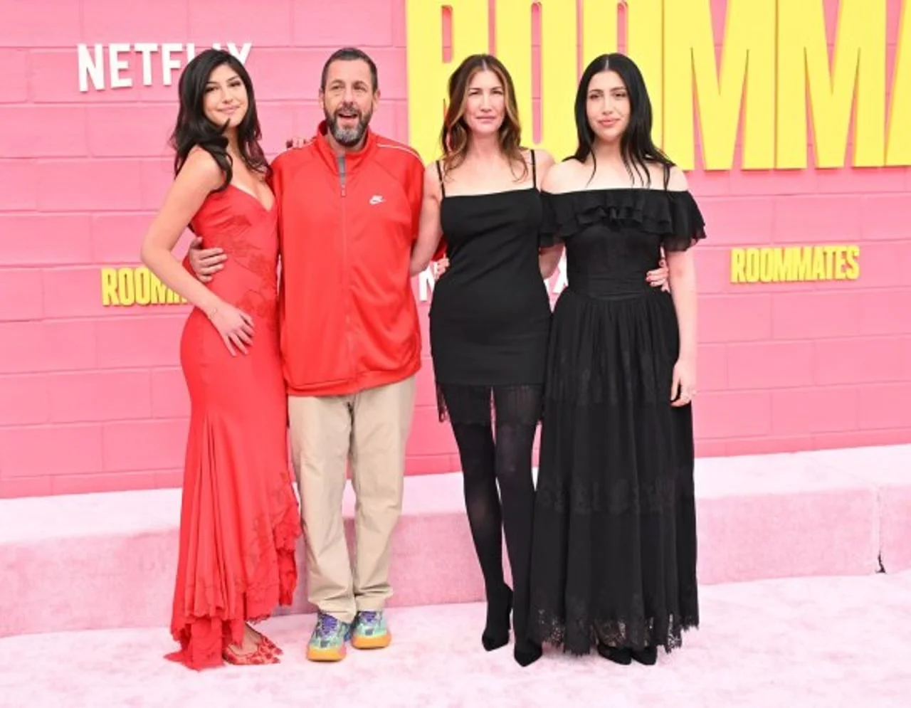 Adam Sandler sa suprugom i kćerima na crvenom tepihu