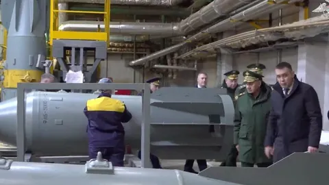 Ruski vojni vrh i službenici u obilasku tvornice velikih zrakoplovnih bombi.