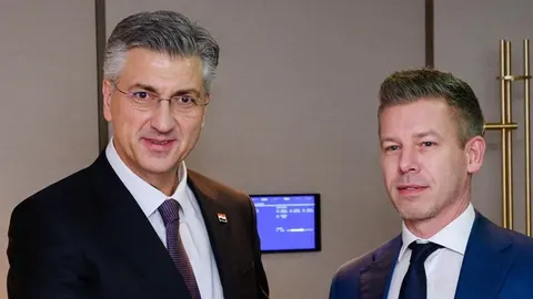 Andrej Plenković i Péter Magyar stoje jedan pored drugoga u službenom okruženju.
