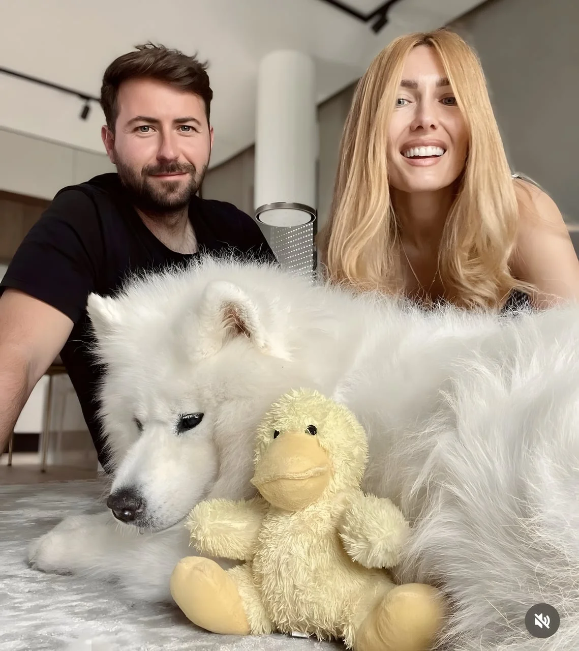 Ivana Mišerić i muškarac poziraju uz bijelog psa samojeda i plišanu igračku.