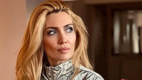 Portret voditeljice Ivane Mišerić s plavom kosom u srebrnoj jakni.