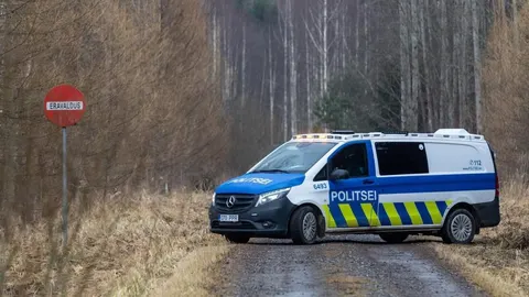 Estonsko policijsko vozilo marke Mercedes parkirano na šumskom putu blizu granice.