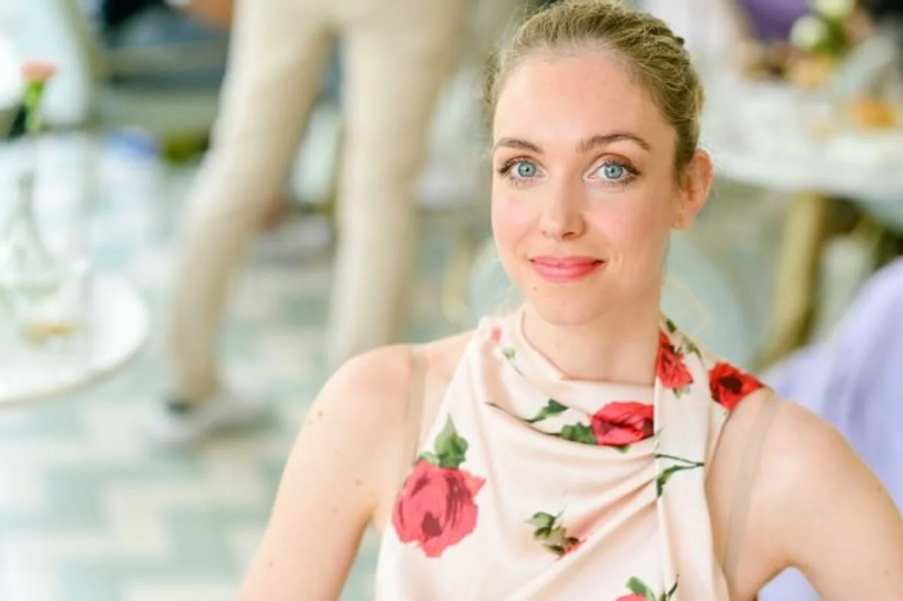 Portret Hane Huljić u svijetloj bluzi s motivima crvenih ruža.