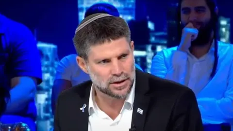 Bezalel Smotrich u tamnom odijelu s kipom na glavi tijekom govora.