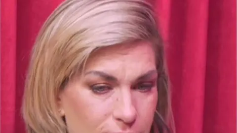 Bivša skijašica Nika Fleiss gleda prema dolje s ozbiljnim izrazom lica.