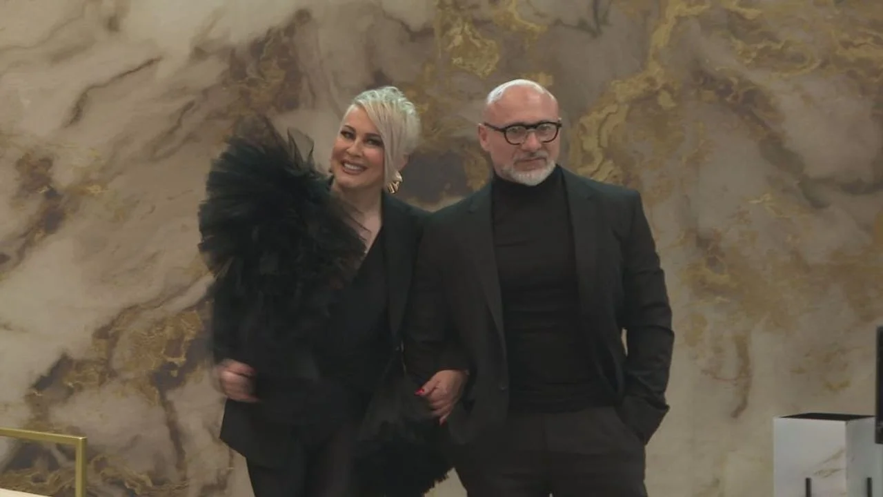 Miroslav Levak u odijelu i Indira u crnoj haljini poziraju na događanju.