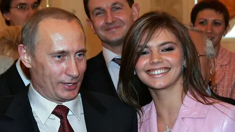 Vladimir Putin i Alina Kabajeva stoje jedno pored drugoga na javnom događaju.