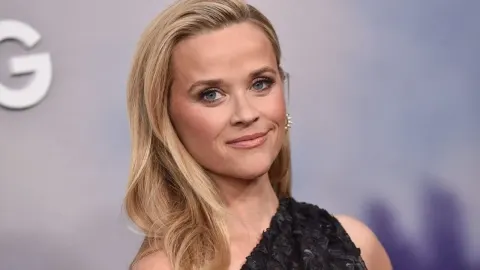 Glumica Reese Witherspoon s blagim smiješkom na svečanom događaju.
