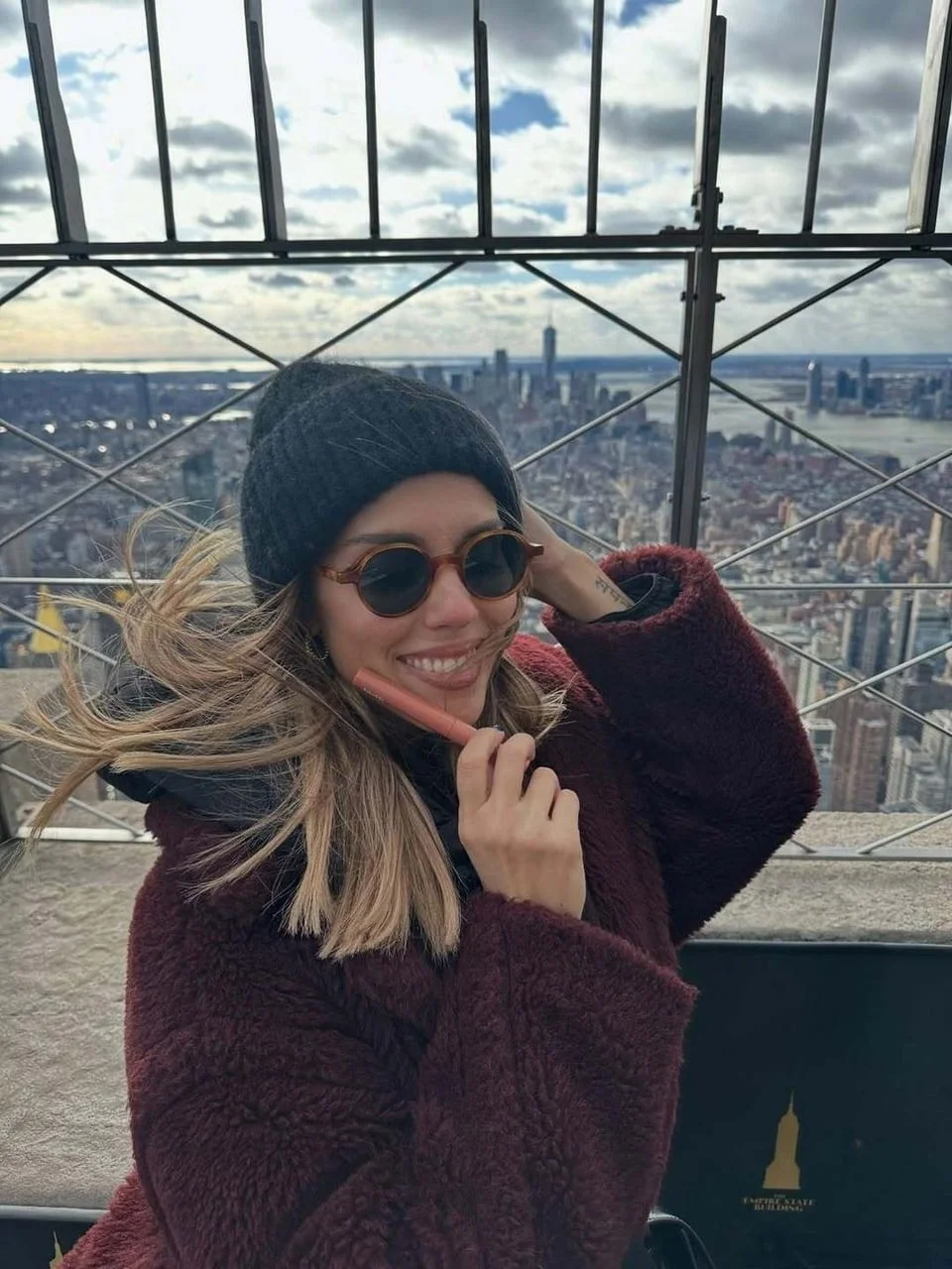 Franka Batelić s osmijehom na vrhu zgrade s pogledom na New York