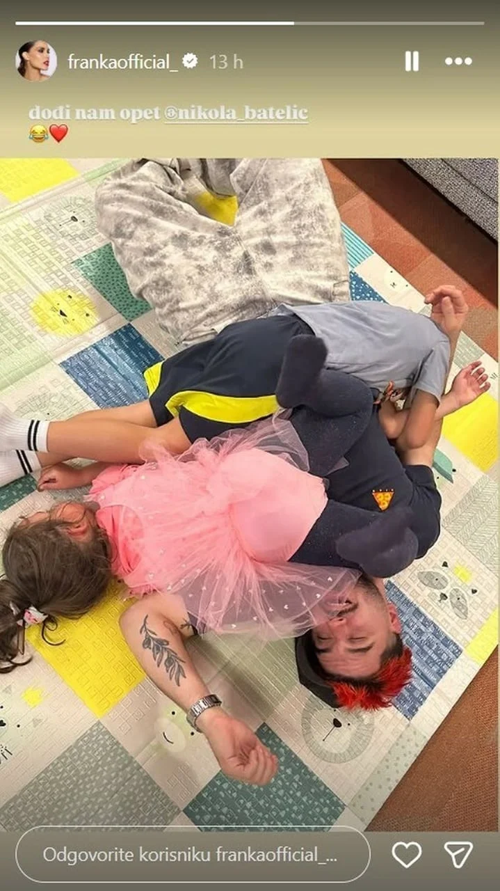 Nikola Batelić igra se na podu s nećacima u opuštenoj atmosferi