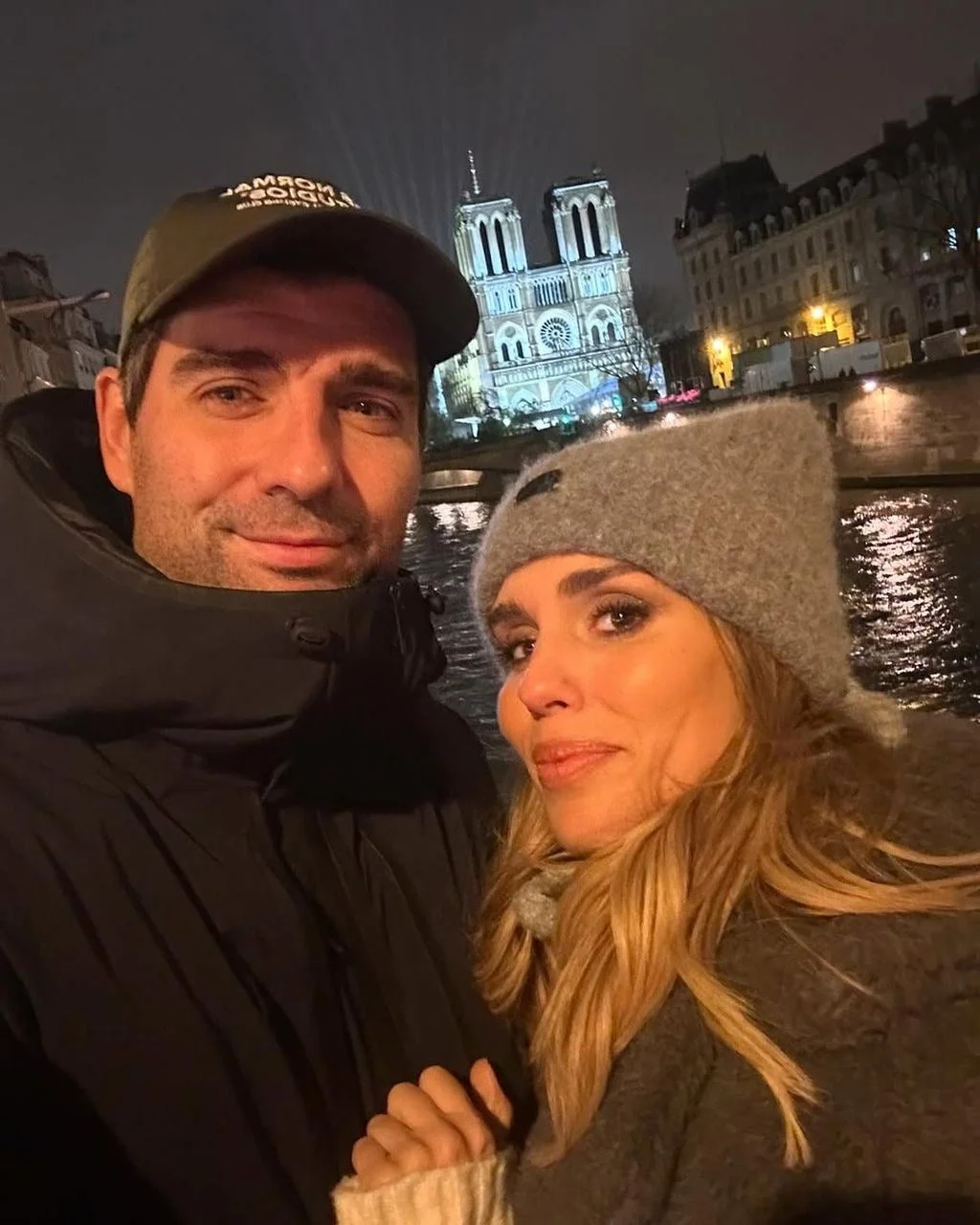 Franka i Vedran poziraju ispred katedrale Notre Dame u Parizu