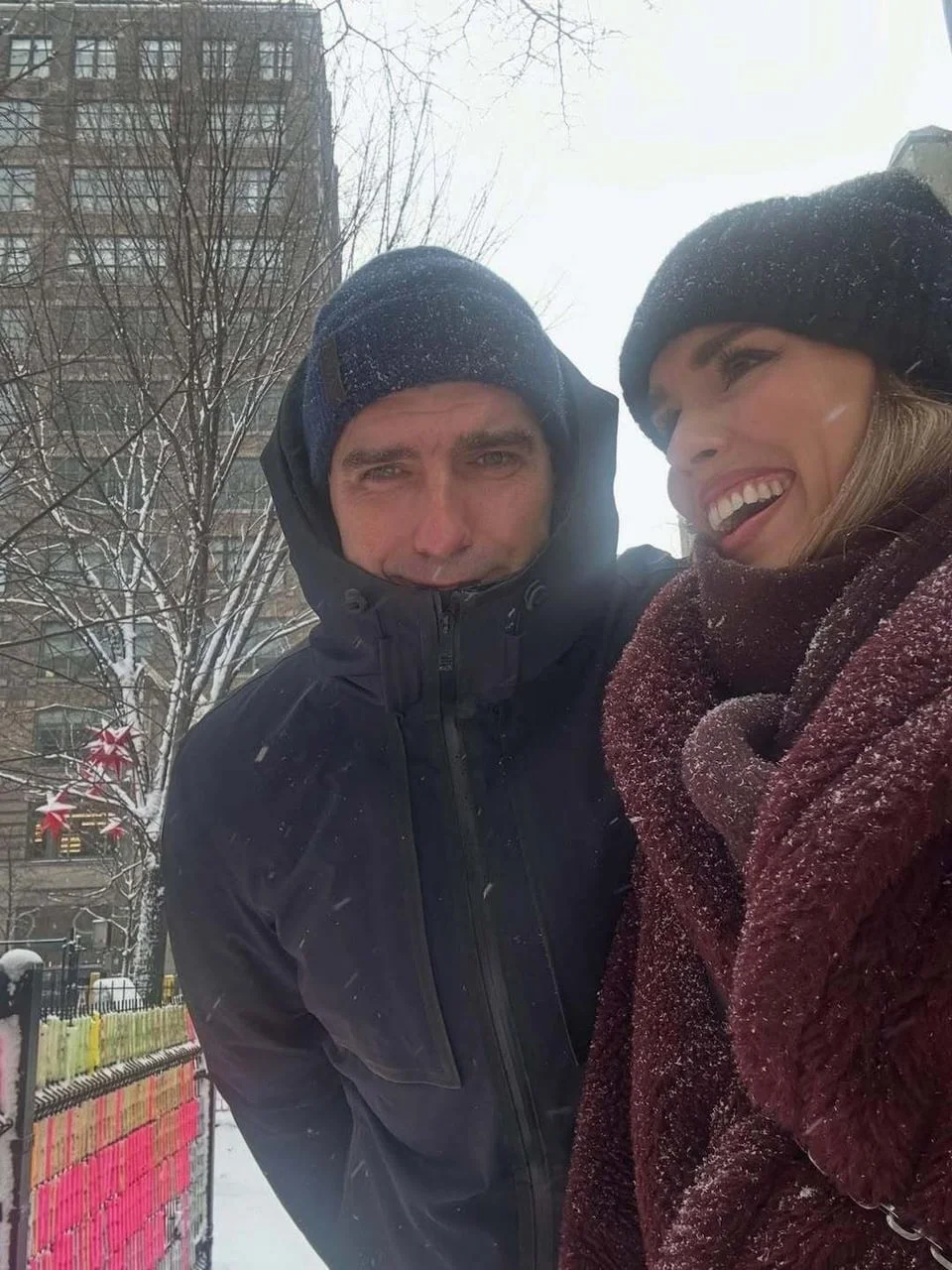 Nasmijana Franka i Vedran na snijegu u zimskoj odjeći