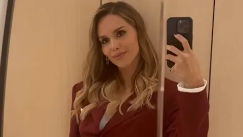 Franka Batelić u crvenom odijelu pozira za selfie u ogledalu