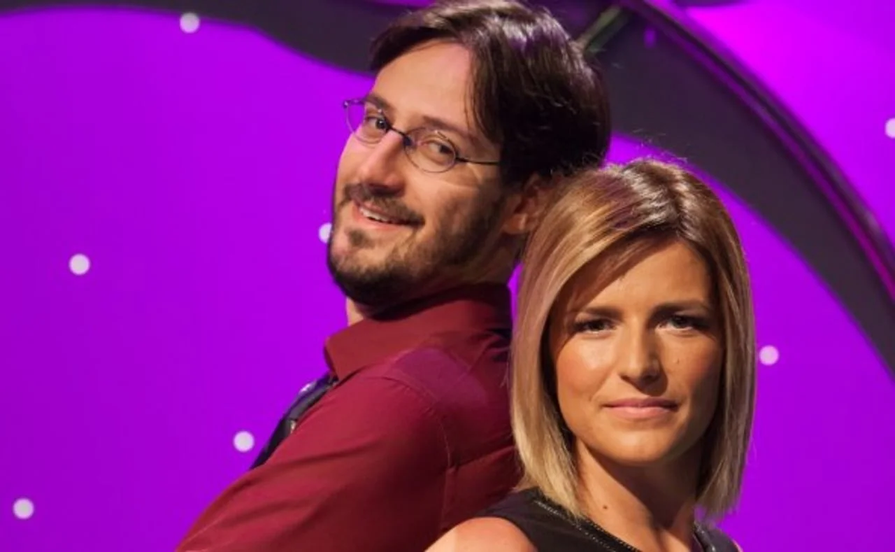 Krešimir Sučević Međeral i Antonija Blaće poziraju leđima okrenuti jedno drugome.