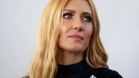 Portret Ivane Mišerić s plavom kosom i zamišljenim pogledom.