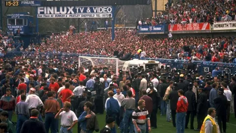 Velika gužva navijača i policije na nogometnom terenu stadiona Hillsborough.