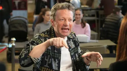 Jamie Oliver energično gestikulira tijekom razgovora u beogradskom restoranu.