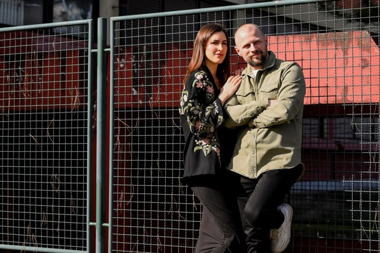 Ricarda i Alan Hržica naslonjeni na žičanu ogradu na otvorenom