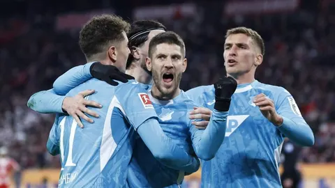 Andrej Kramarić slavi pogodak sa suigračima iz Hoffenheima na terenu.