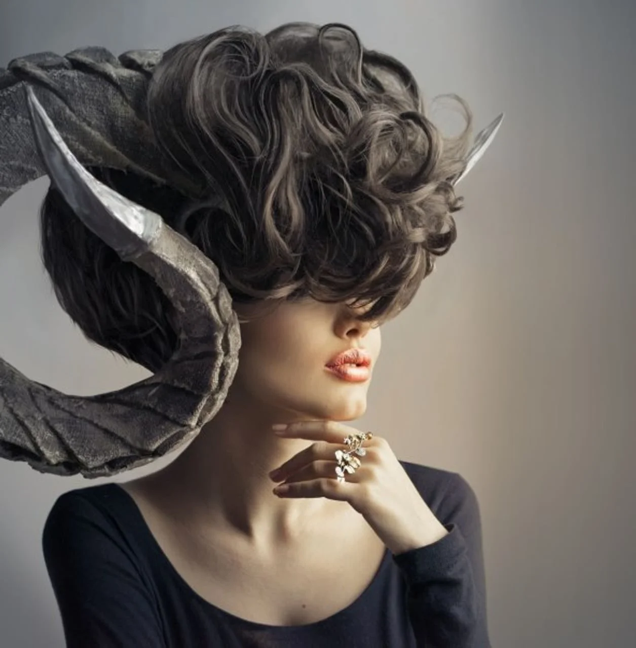 Žena s umjetničkom frizurom u obliku rogova ovna.