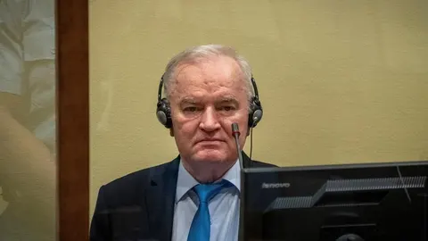 Ratko Mladić u haškoj sudnici sa slušalicama na glavi prati suđenje.