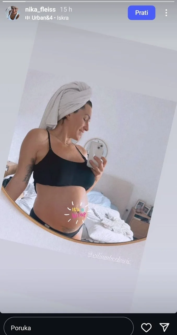 Trudnički trbuh Nike Fleiss snimljen u ogledalu