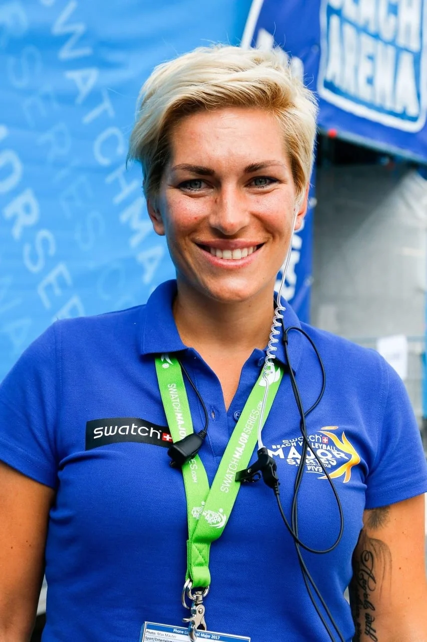 Nika Fleiss nasmijana u plavoj sportskoj majici