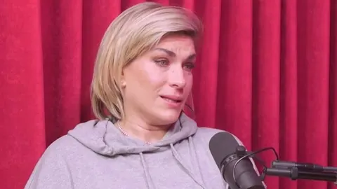 Nika Fleiss emotivno govori ispred mikrofona u studiju