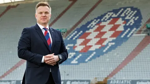 Robert Graf u odijelu stoji ispred tribina stadiona Poljud u Splitu.