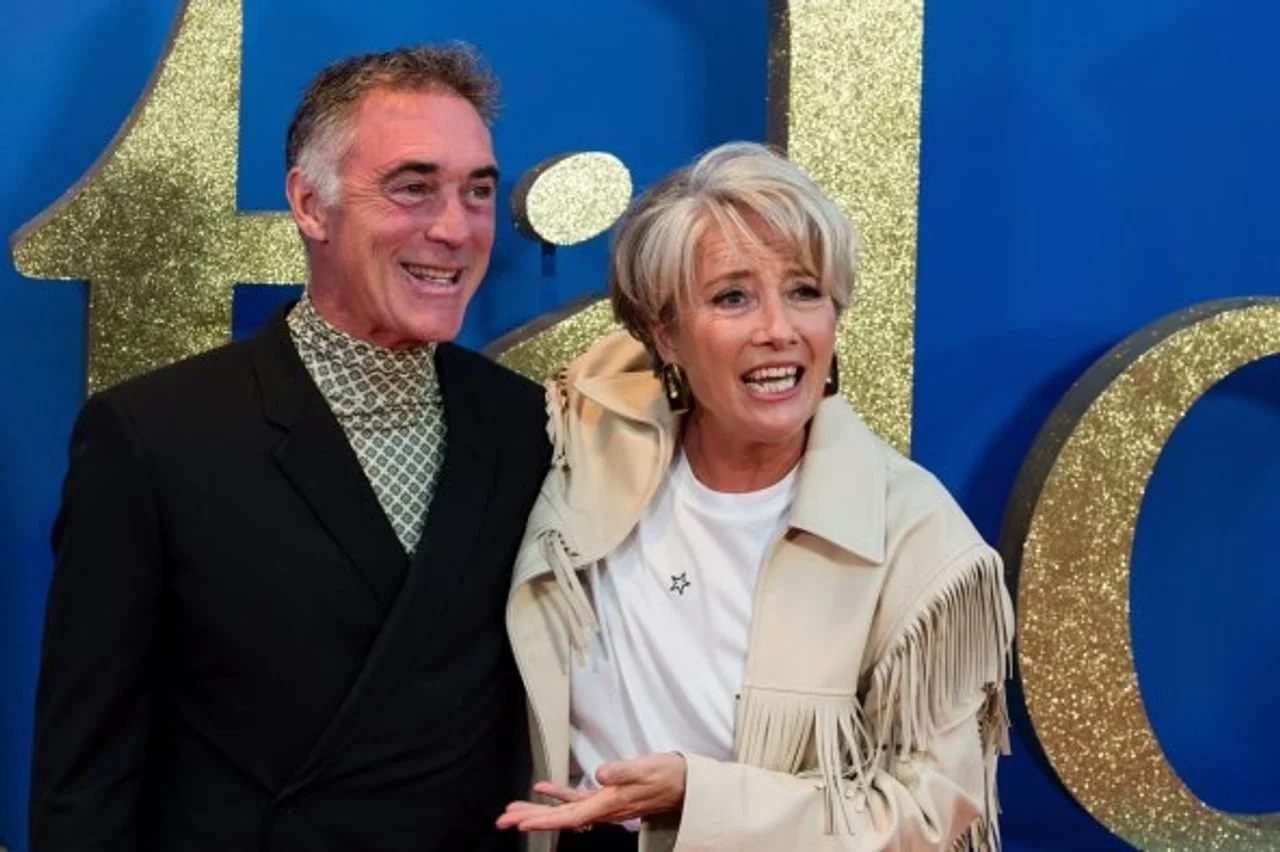 Emma Thompson s kratkom plavom kosom i Greg Wise na crvenom tepihu