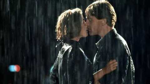 Emma Thompson i Kenneth Branagh u filmskoj sceni na kiši