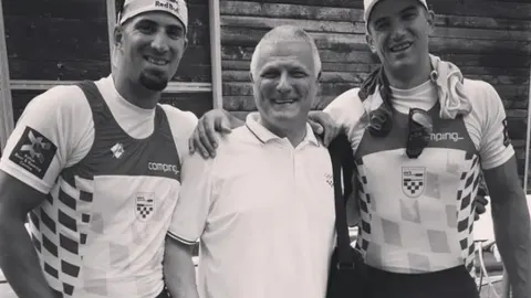 Crno-bijela fotografija Branka Zemunika s braćom Sinković na sportskom terenu.