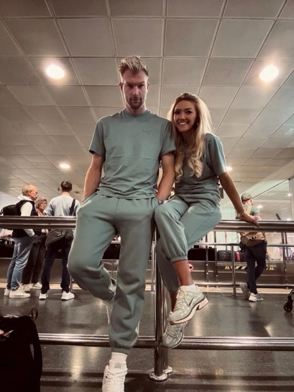 Sportski novinar Ruben Van Gucht i Charlotte Van Looy poziraju u zračnoj luci