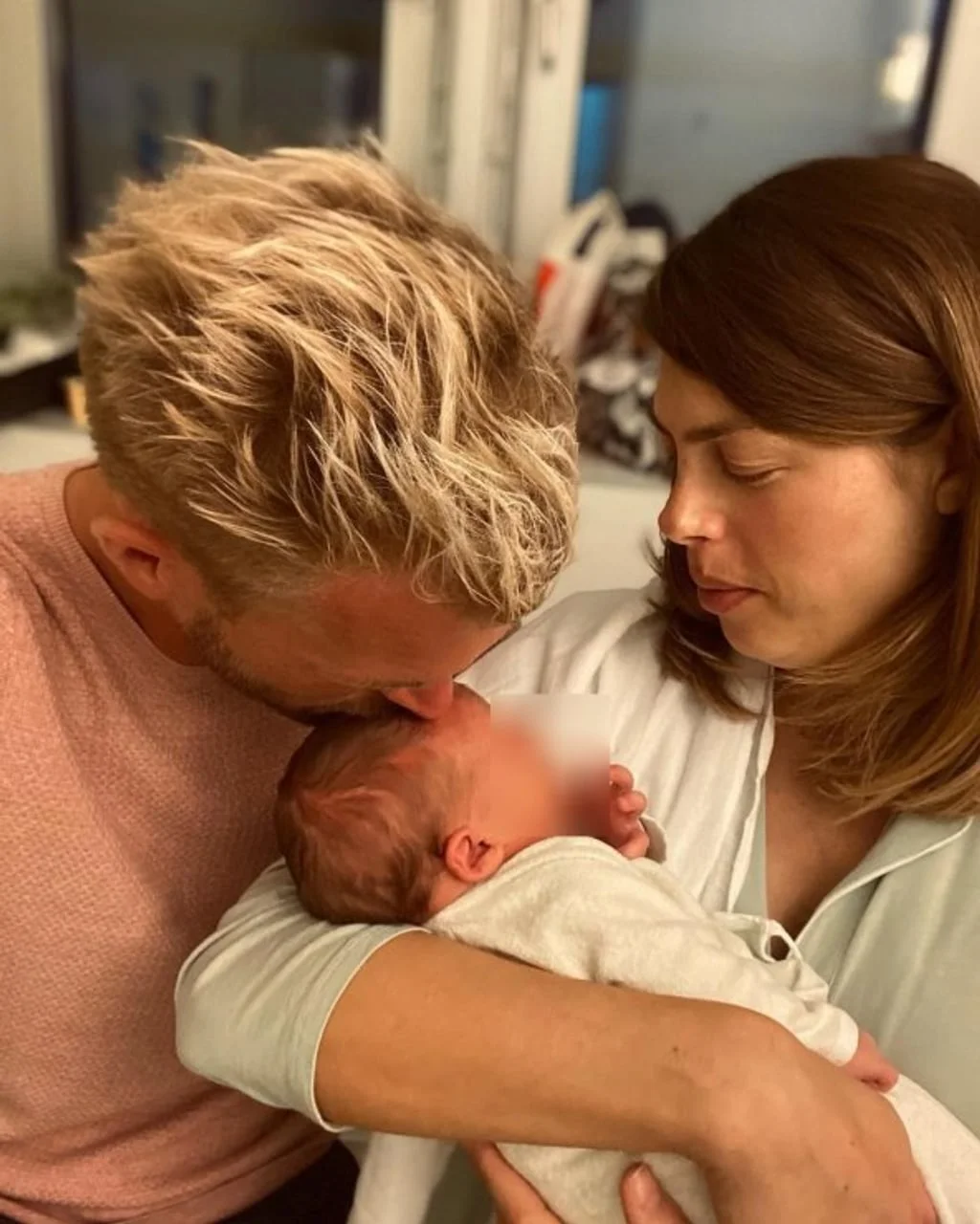 Ruben Van Gucht ljubi novorođenče dok ga Blanka Vlašić drži u naručju