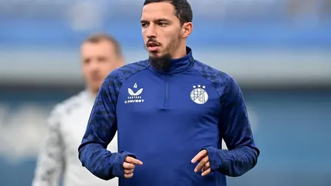Nogometaš Ismael Bennacer u plavom Dinamovom dresu za trening na stadionu.