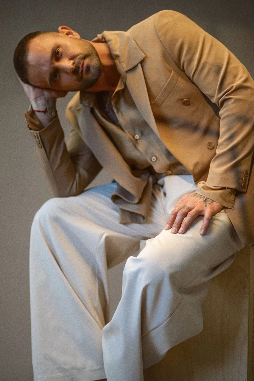 Luka Nižetić pozira u elegantnom odijelu bež boje