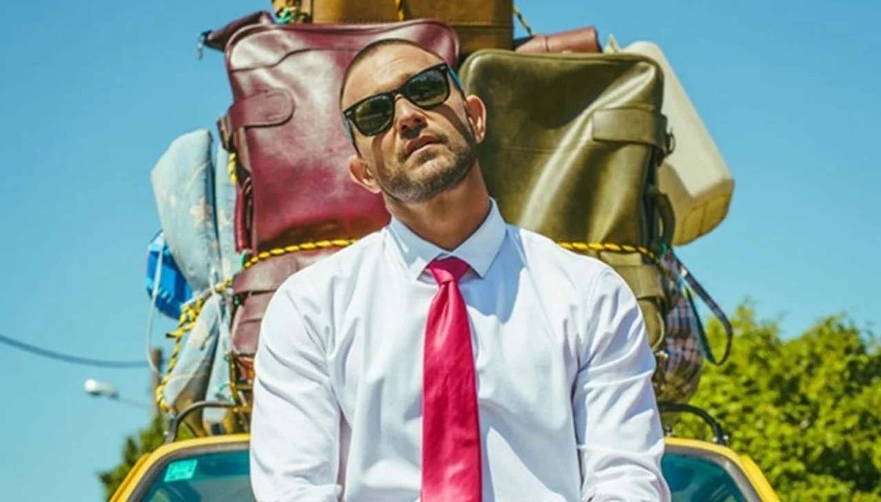 Luka Nižetić ispred automobila pretrpanog koferima i putnim torbama