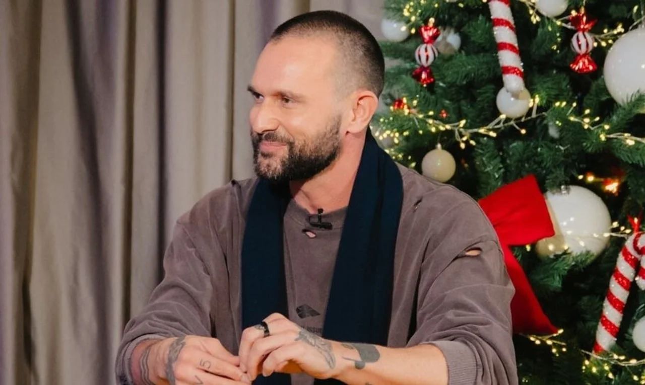 Luka Nižetić sjedi ispred okićenog božićnog drvca tijekom intervjua