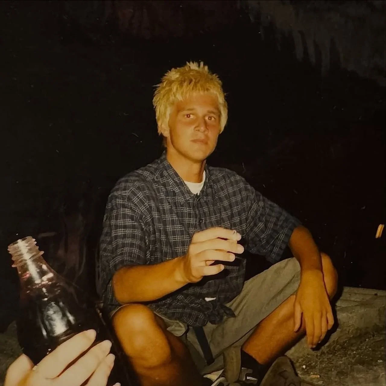 Mladi Luka Nižetić s izrazito plavom kosom u retro izdanju