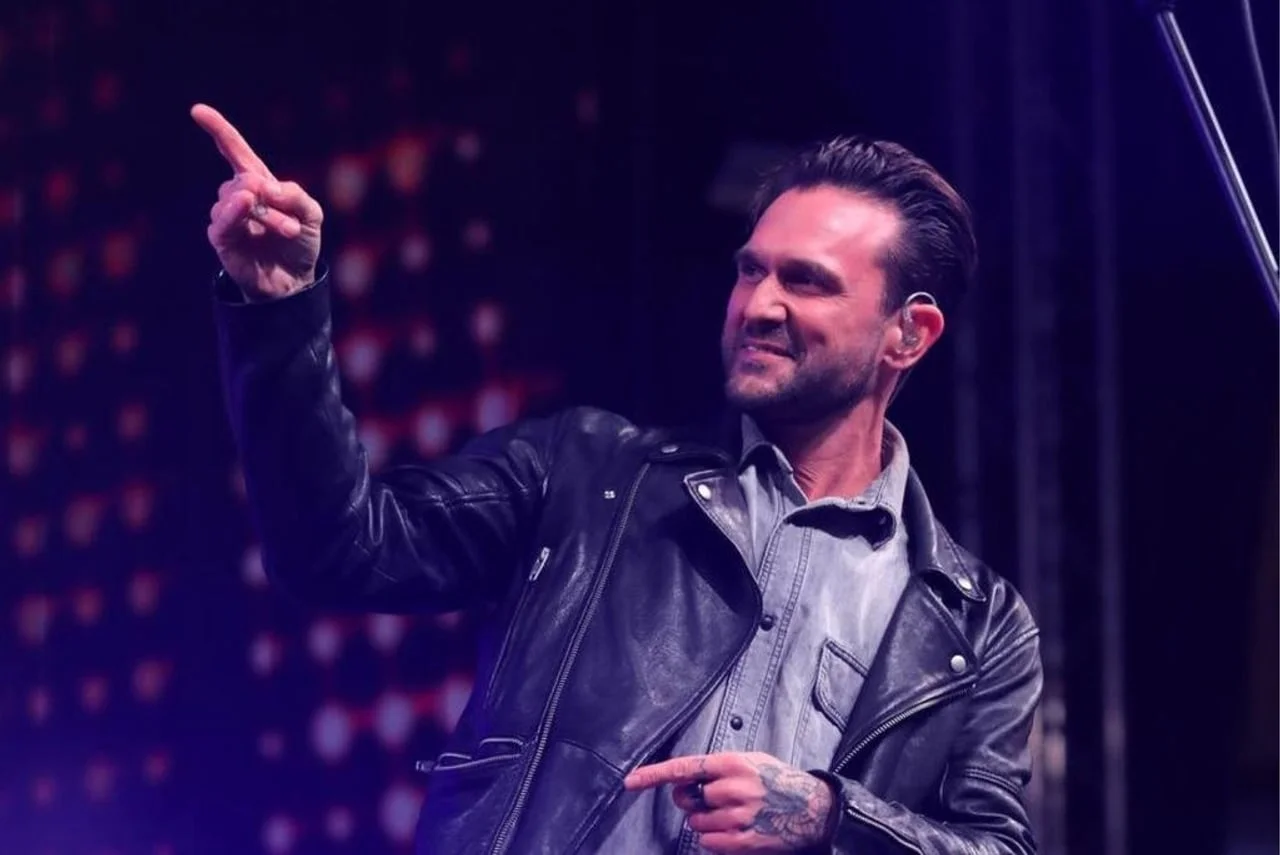 Luka Nižetić na pozornici u kožnoj jakni tijekom nastupa uživo